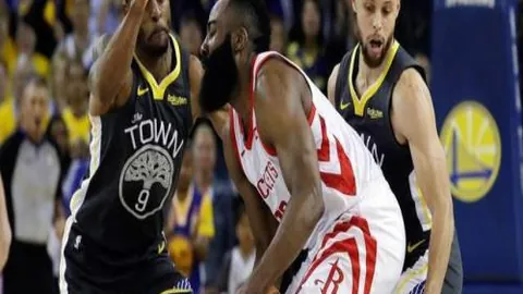 火爆亚冠瞬间！张琳芃强力铲球对林加德，群雄激战10人混战，红黄牌纷飞，裁判紧急劝和！